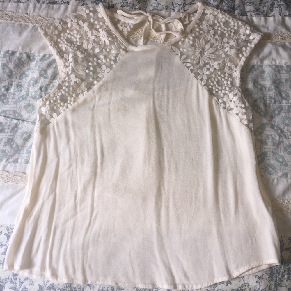 Cream colored Top with gorgeous floral detailing🌺